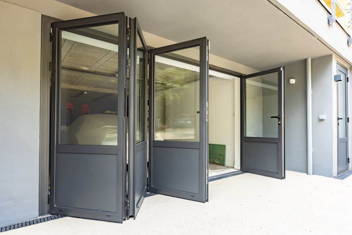 Baie vitrée accordéon aluminium, porte repliable chez Batistyl Habitat