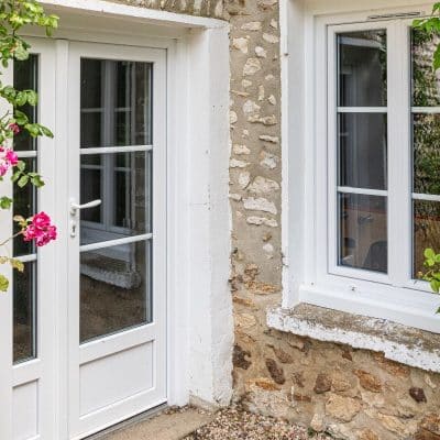 Fenêtre PVC en 2 vantaux avec petits bois incorporés et porte d'entrée PVC avec soubassement